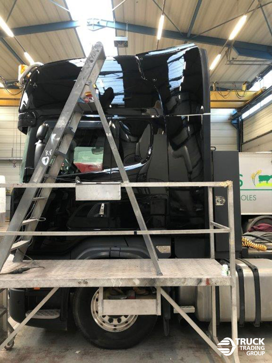 Polissage de cabine d’un tracteur foto 1