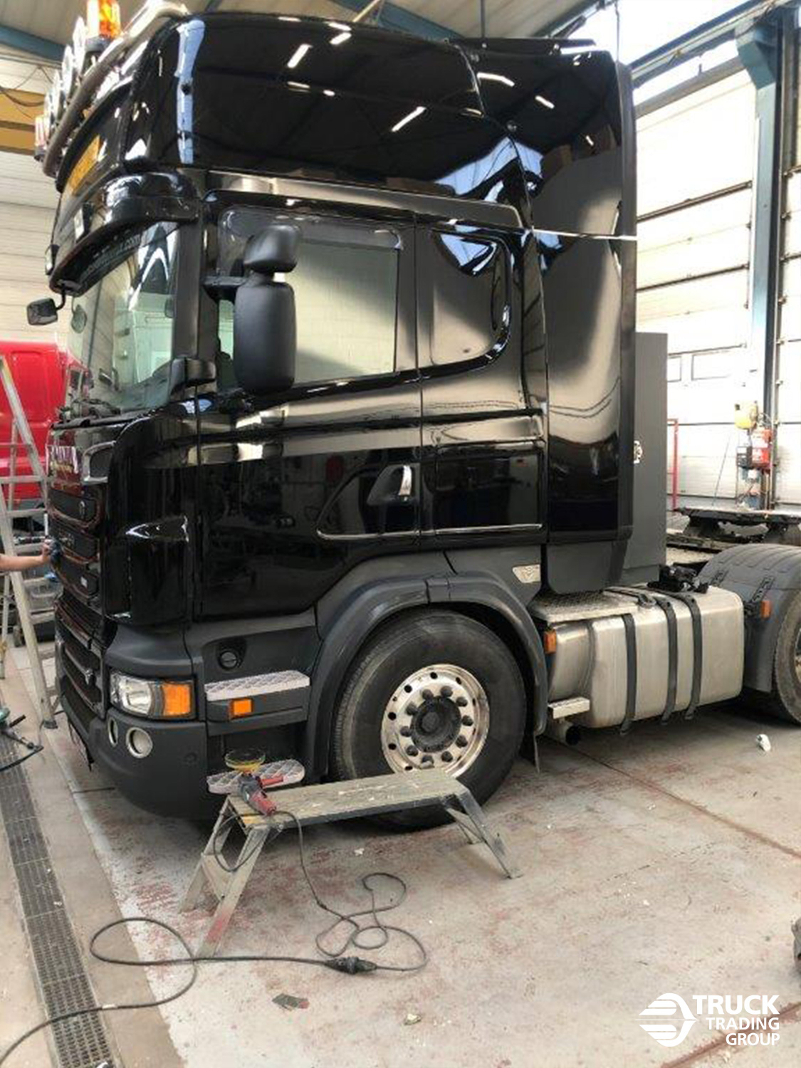 Polissage de cabine d’un tracteur foto 2